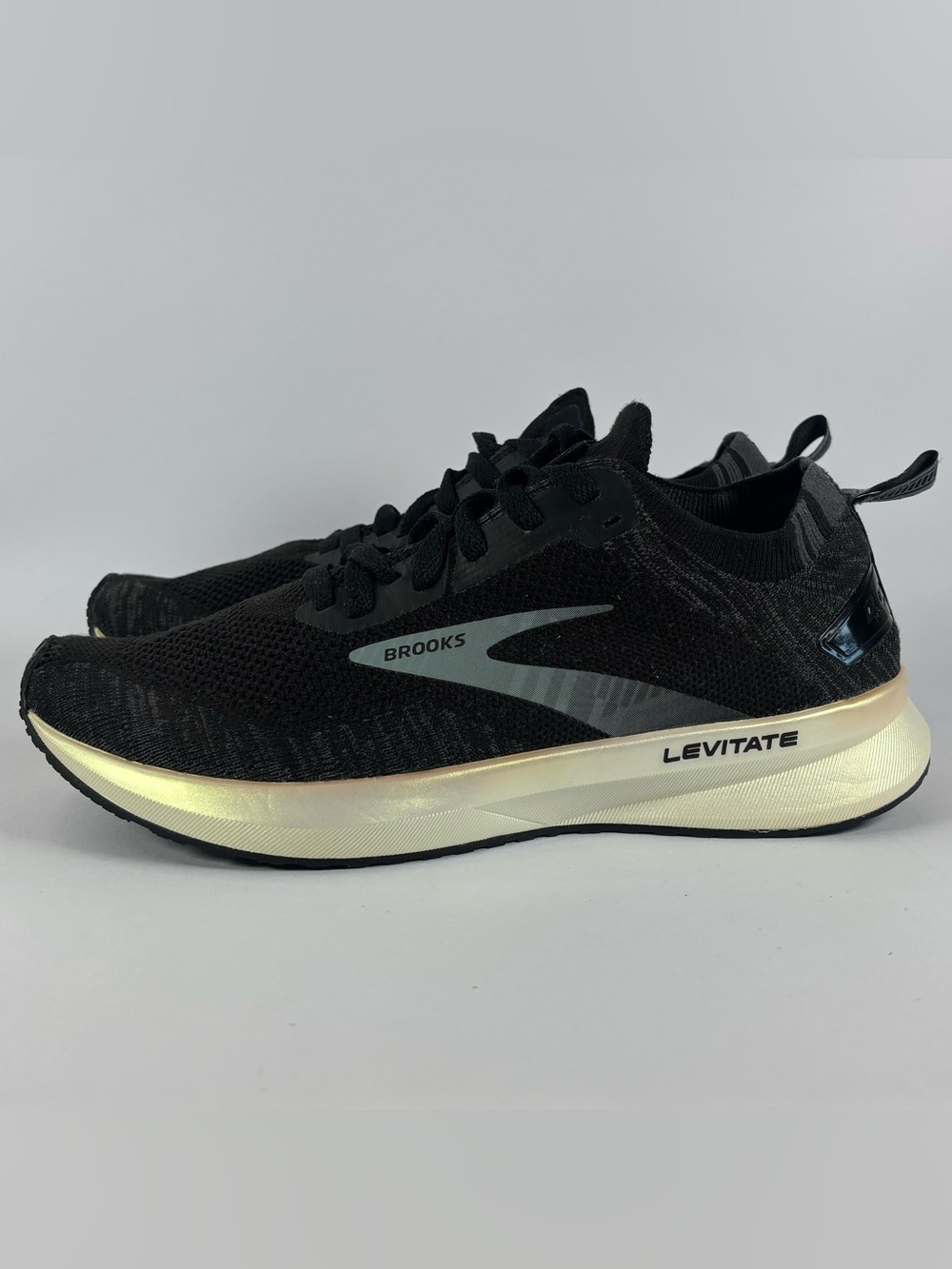 Brooks Levitate Men's Running Shoes - Black with Metallic Cream Midsole